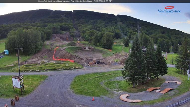 Webcam Mont-Sainte-Anne: Base de la Montagne