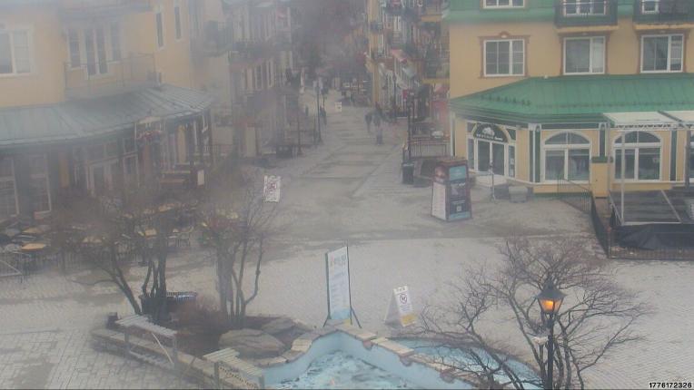 Webcam Tremblant: Place Sr-Bernard